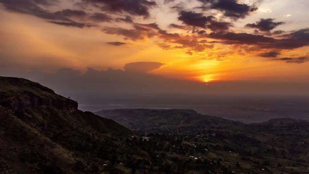 Sunset in the Sipi Valley.
#sunsetshots #dronephoto #sunsets_captures #sunsetlovers #endoftheday #natureloversgallery #orangesky #sunsetclouds